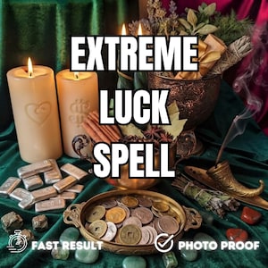 Peut inclure: Deux bougies piliers crème avec des gravures de cœur et de signe dollar, un bol de pièces, cannelle, badiane, laurier, corne en laiton, sauge et barres argentées sur velours vert avec le texte EXTREME LUCK SPELL.
