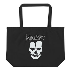 Puede incluir: Bolsa de tela negra con una calavera blanca y el texto "MALÖRT" impreso en ella.