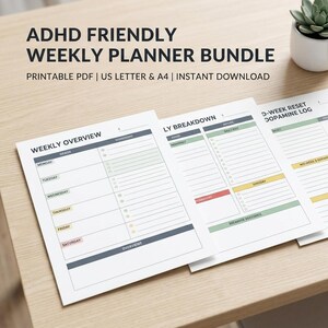 Pode incluir: Conjunto de planejador semanal ADHD Friendly em PDF imprimível, formatos US Letter e A4. Três folhas brancas com seções coloridas para visão geral semanal, detalhamento diário e registro de dopamina. Texto: ADHD Friendly Weekly Planner Bundle, Weekly Overview, Daily Breakdown, Mid-Week Reset Dopamine Log.
