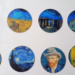 Może przedstawiać: Zestaw ośmiu okrągłych podkładek pod szklanki z reprodukcjami słynnych obrazów Vincenta van Gogha. Podkładki przedstawiają sceny takie jak słoneczniki, gwiezdne noce, krajobrazy i autoportret artysty. Podkładki to element dekoracyjny.