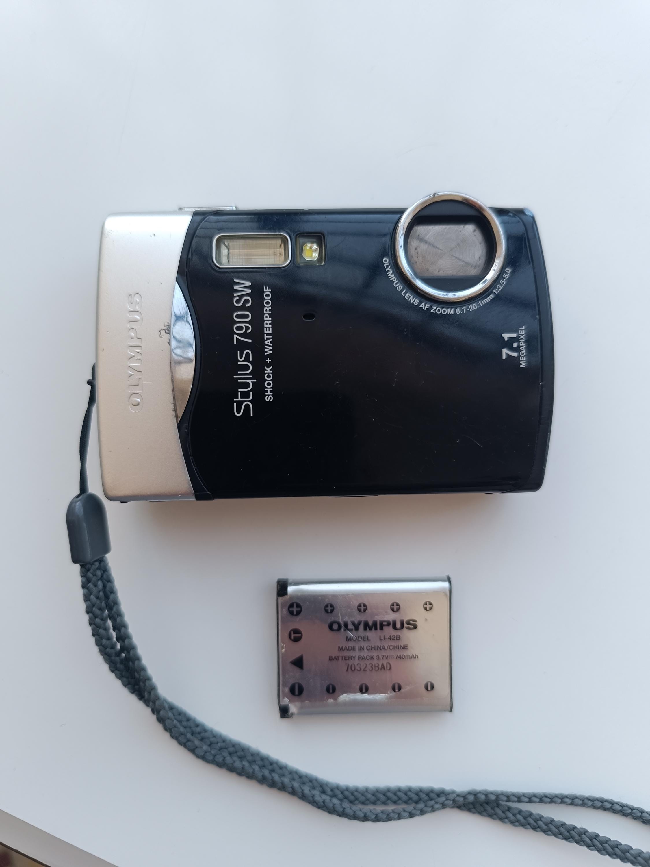 Olympus Stylus 790 SW 7.1MP Compact Digital Camera