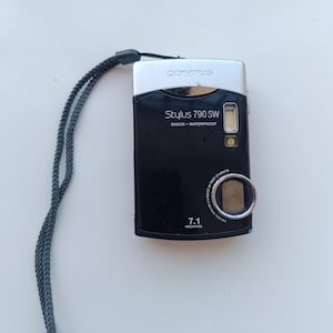 Fotocamera digitale compatta Olympus Stylus 790 SW 7.1MP Resistente all'acqua e testata contro gli urti