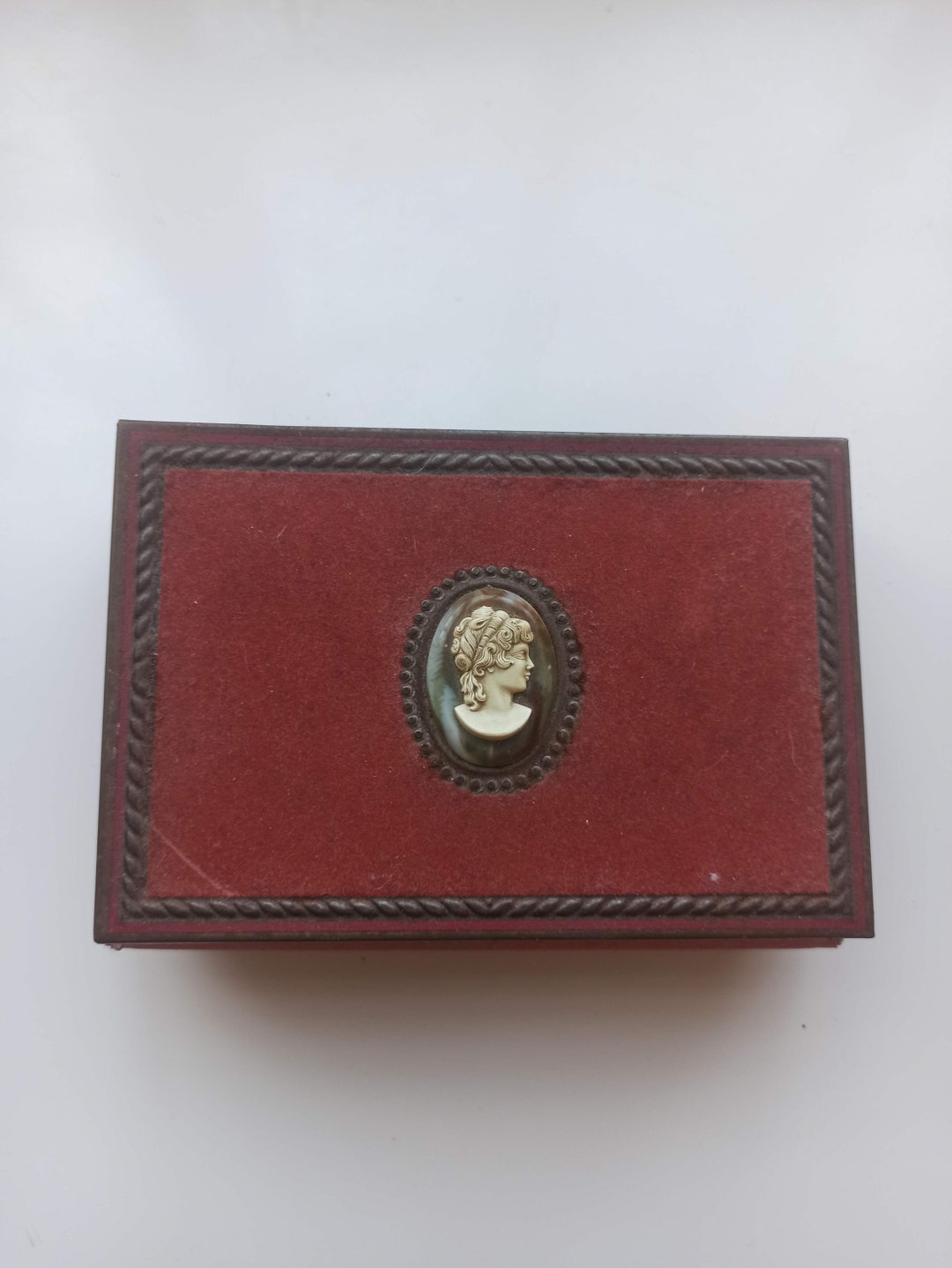 Boîte à Bijoux Ancienne En Métal Vintage - Intérieur Velours Rouge - Occasion Avec Charme
