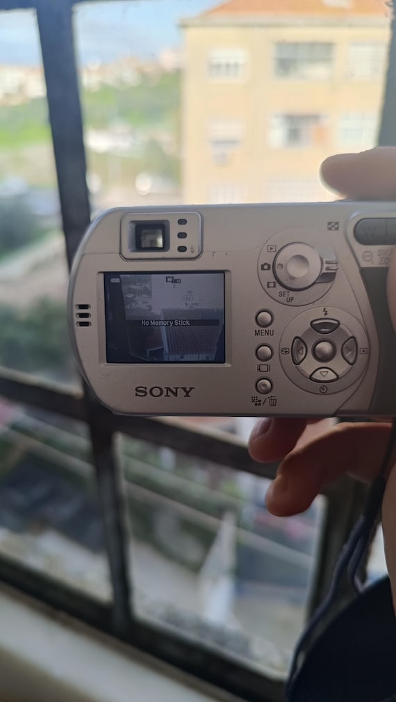Sony Cyber-shot Dsc P32 - Digital Camera - Compact - 3.2mp