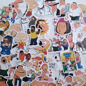 Può includere: Una collezione di adesivi colorati con personaggi della serie televisiva animata I Griffin. Gli adesivi raffigurano vari personaggi in diverse pose e scene, alcuni con testo.