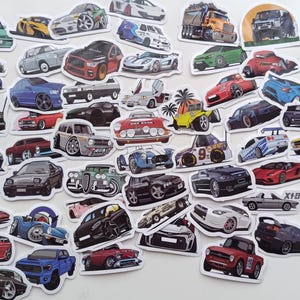 Può includere: Una collezione di adesivi per auto con vari modelli di auto in diversi colori e stili. Gli adesivi includono auto sportive, camion e auto classiche, tutti con un design a cartoni animati. Gli adesivi sono su sfondo bianco.
