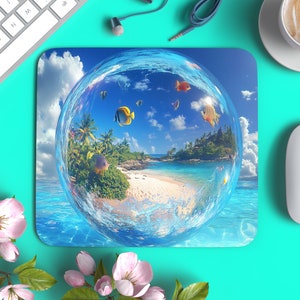 Pode incluir: Um tapete de rato azul e verde com uma cena de ilha tropical dentro de uma bolha. A bolha é cercada por água azul e há peixes a nadar à volta.