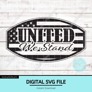 Könnte beinhalten: Schwarz-weißes Grafikdesign mit dem Text "UNITED We Stand" im patriotischen Stil. Das Design enthält Sterne und Streifen sowie die Wörter "DIGITAL SVG FILE" und "Instant Download".