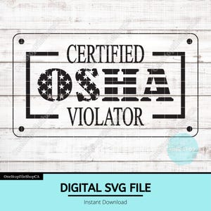Könnte beinhalten: Eine schwarz-weiße digitale SVG-Datei mit dem Text "CERTIFIED OSHA VIOLATOR" in einem rechteckigen Rahmen. Der Buchstabe "O" in "OSHA" ist ein Kreis mit Sternmuster. Der untere Teil des Bildes lautet "DIGITAL SVG FILE" und "Instant Download".