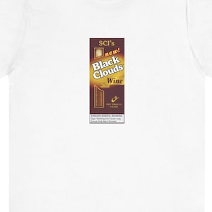 Op de afbeelding: Een wit t-shirt met korte mouwen en een rechthoekige afbeelding op de borst. De afbeelding toont een bruine verpakking met het label SCI's new! Black Clouds Wine, inclusief een klein pijpicoontje en een waarschuwing onderaan.