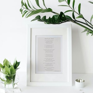 Puede incluir: Impresi&oacute;n enmarcada en blanco con un poema titulado "Gracias, Mam&aacute;" impreso en un fondo gris claro. El poema es un mensaje sincero de gratitud a una madre.