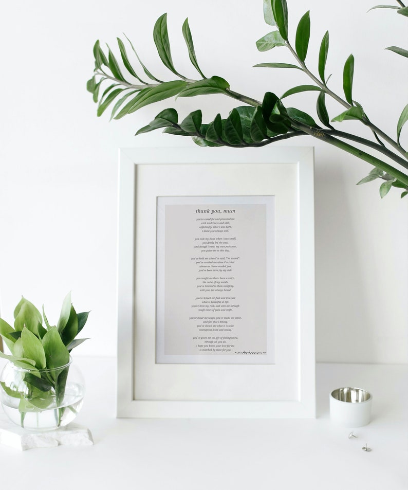Puede incluir: Impresi&oacute;n enmarcada en blanco con un poema titulado "Gracias, Mam&aacute;" impreso en un fondo gris claro. El poema es un mensaje sincero de gratitud a una madre.
