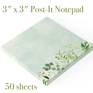 Könnte beinhalten: Ein 7,6 cm x 7,6 cm großer Post-It-Notizblock mit 50 Blatt. Der Notizblock hat einen hellblauen Aquarellhintergrund und ein botanisches Design aus grünen Blättern und kleinen braunen Beeren am rechten Rand.