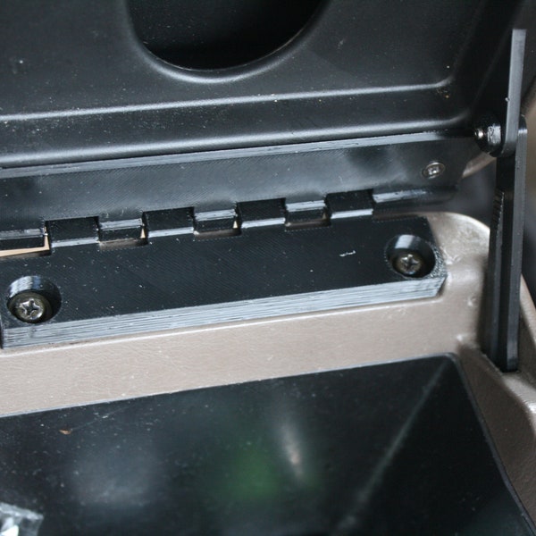 1997-2001 Toyota Camry center console hinge replacement, with support arms.  This kit includes both the replacement hinge and side arms.