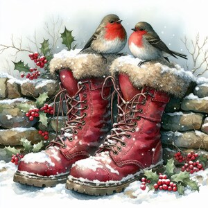 Puede incluir: Pintura a la acuarela de botas de invierno rojas con ribete de piel sintética, cubiertas de nieve. Dos petirrojos se posan sobre las botas, con un muro de piedra y bayas de acebo en el fondo. Ilustración festiva.