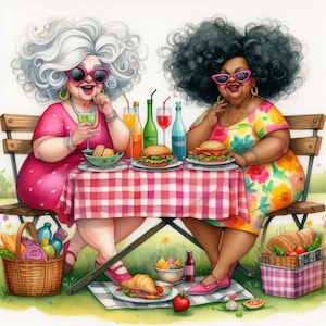 Può includere: Due donne con occhiali da sole e abiti estivi si godono un picnic all'aperto. Sono sedute a un tavolo con una tovaglia a scacchi con un cesto di cibo e bevande. Le donne sorridono e si godono il loro pasto.