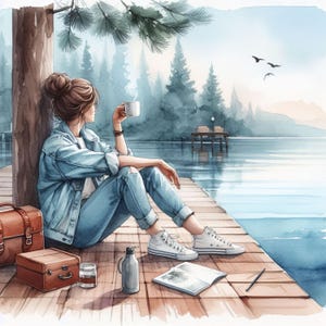Op de afbeelding: Een vrouw zit op een houten steiger aan een meer, gekleed in een spijkerjack en jeans. Ze houdt een witte mok vast en kijkt uit over het water. Er is een koffer en een kleine houten kist op de steiger naast haar.