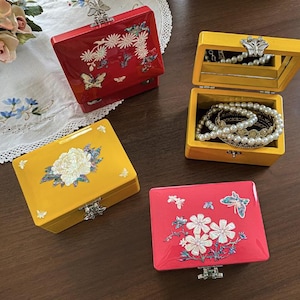 Mother of Pearl Handmade Jewellery Box - South Korean Flower and Butterfly Design, Gift for her, Gift for mom, Wedding gift, Lacquer Craft