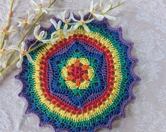 Centrino arcobaleno all'uncinetto 30 cm