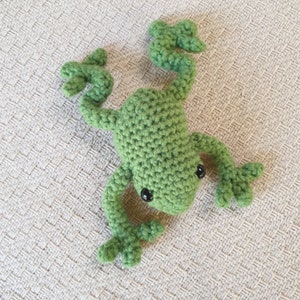 Crochet Green Tree Frog: Posable Stuffed Animal Decor