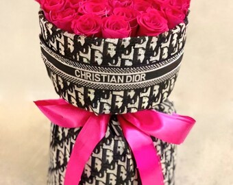Blumenstrauß aus heißen rosa Rosen, Diamanten und Kristallen, Brautblumen, Hochzeit, Blumen, Brautboutiquen, glitzernde Rosen, Muttertag, luxuriöse Verpackung