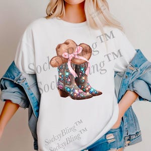 カウガールブーツシャツ - キラキラ輝くロデオTシャツ、ウエスタングラフィックシャツ、カントリーコンサート衣装、カスタムカウガールTシャツ