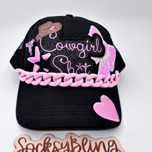 Gorra de camionero con parche bordado de purpurina "Vaquera Mierda" - Gorra urbana brillante con cadena y tachuelas de estrella