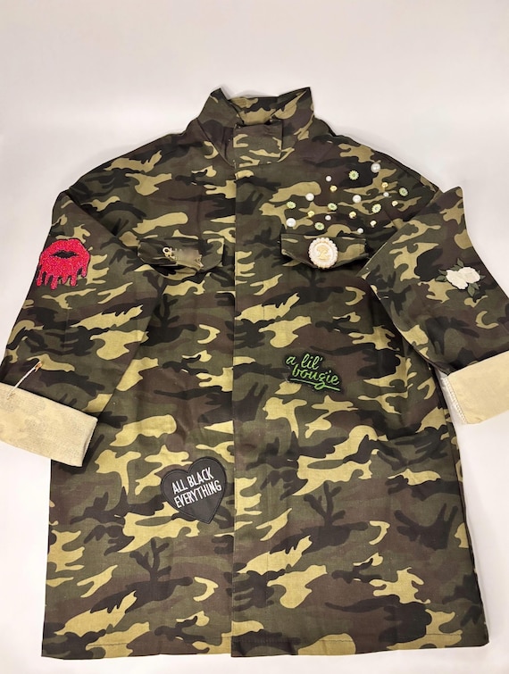 Military Chic Meets Glam: Camo Patch Shirt With Shimmering  display picture 1