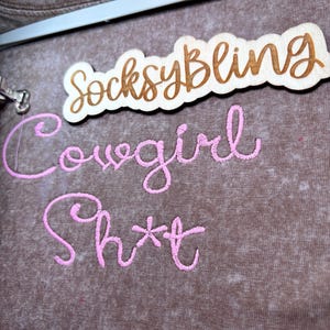 Haftowana koszula Cowgirl Sh*t Acid Wash|Brązowa koszulka Western Streetwear | SocksyBling Original|Brązowy kapelusz Cowgirl