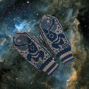 Könnte beinhalten: Ein Paar gestrickte Fäustlinge mit einem dunkelblauen und beigen Muster aus stilisierten Eulen. Die Fäustlinge sind vor einem dunkelblauen Hintergrund mit weißen Sternen fotografiert.