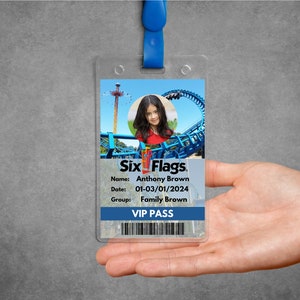 Peut inclure: Un laissez-passer VIP Six Flags bleu et blanc avec une photo d'une jeune fille devant des montagnes russes. Le laissez-passer comprend le nom Anthony Brown, la date 01-03/01/2024 et le groupe Family Brown.
