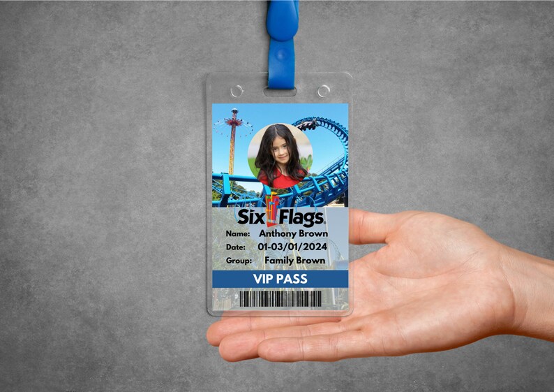 Peut inclure: Un laissez-passer VIP Six Flags bleu et blanc avec une photo d'une jeune fille devant des montagnes russes. Le laissez-passer comprend le nom Anthony Brown, la date 01-03/01/2024 et le groupe Family Brown.