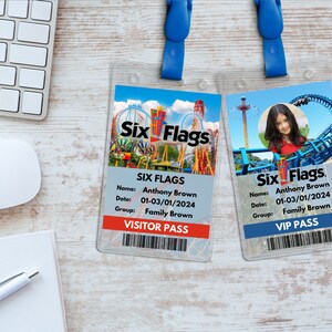 Peut inclure: Deux laissez-passer pour le parc d'attractions Six Flags, l'un avec un laissez-passer visiteur et l'autre avec un laissez-passer VIP. Les deux laissez-passer portent le nom Anthony Brown, la date 01-03/01/2024 et le groupe Family Brown.