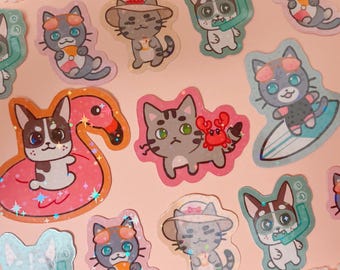 Könnte beinhalten: Eine Sammlung farbenfroher Katzen- und Hundeaufkleber mit Sommerthema. Die Aufkleber zeigen Katzen und Hunde mit Sonnenbrillen, Hüten und Schnorchelausrüstung, einige auf einem Surfbrett oder einem aufblasbaren Flamingo. Die Aufkleber befinden sich auf einem rosa Hintergrund.