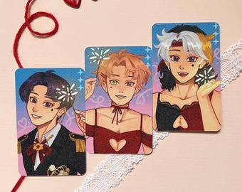 Könnte beinhalten: Drei illustrierte Karten mit Anime-Charakteren und Feuerwerk. Die Charaktere haben verschiedene Haarfarben und Outfits, darunter ein schwarzer Anzug, ein rotes Kleid mit Herz-Ausschnitt und ein schwarzes und rotes Oberteil. Rote herzförmige Ohrringe und ein Spitzenband sind ebenfalls zu sehen.