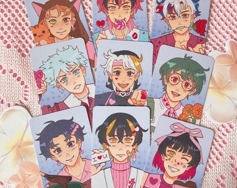 Könnte beinhalten: Eine Sammlung rechteckiger Karten mit farbenfrohen Illustrationen im Anime-Stil, die verschiedene Charaktere zeigen. Jede Karte zeigt einen anderen Charakter mit einzigartigen Frisuren, Accessoires und Gesichtsausdrücken. Einige Karten enthalten Herzen und andere romantische Elemente.