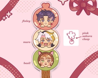 Könnte beinhalten: Ein rosa OC Trio Dango Charm mit drei Anime-Charakteren: Finley, Mars und Basil. Der Charm enthält einen rosa Sakura-Verschluss und den Text "stepharoon's".