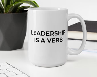 Taza "Liderazgo es un verbo": Regalo motivador para líderes - 15 oz