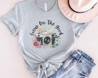 Vintage Camera and Floral T-Shirt - Inspiring Photography Tee, Ideal Gift for Photographers - Short Sleeve