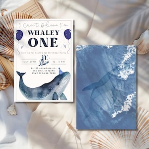 以下が含まれることがあります： 青い鯨と白い鯨の誕生日パーティーの招待状で、"I Can't Believe I'm Whaley One"というテキストと、リアムの1歳の誕生日パーティーの詳細が記載されています。招待状には、パーティーハットをかぶった鯨の水彩画が描かれています。