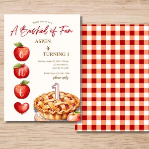 K&ouml;nnte beinhalten: Eine druckbare Einladung zu einer ersten Geburtstagsfeier mit einem rot-wei&szlig; karierten Hintergrund. Die Einladung zeigt einen roten Apfel mit dem Buchstaben "O" darauf, einen roten Apfel mit dem Buchstaben "N" darauf, einen roten Apfel mit dem Buchstaben "E" darauf und ein rotes Herz. Die Einladung zeigt auch einen Kuchen mit einer Kruste und einem Gitterobendrauf. Der Text auf der Einladung lautet "A Bushel of Fun Aspen is Turning 1".