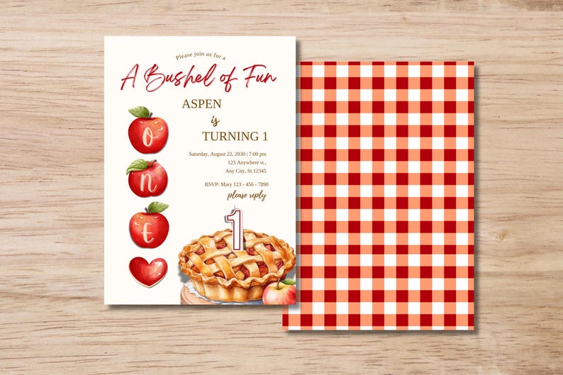 K&ouml;nnte beinhalten: Eine druckbare Einladung zu einer ersten Geburtstagsfeier mit einem rot-wei&szlig; karierten Hintergrund. Die Einladung zeigt einen roten Apfel mit dem Buchstaben "O" darauf, einen roten Apfel mit dem Buchstaben "N" darauf, einen roten Apfel mit dem Buchstaben "E" darauf und ein rotes Herz. Die Einladung zeigt auch einen Kuchen mit einer Kruste und einem Gitterobendrauf. Der Text auf der Einladung lautet "A Bushel of Fun Aspen is Turning 1".