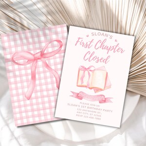 Puede incluir: Papel de cuadros rosa y blanco con un lazo de cinta rosa. Una tarjeta blanca con texto rosa que dice "SLOAN'S First Chapter Closed" con una ilustración de acuarela de un libro cerrado con una cinta rosa. El texto debajo del libro dice "Now accepting book requests". La tarjeta también incluye el texto "Please join us SLOAN'S 1st Birthday Party 123 Anywhere St. Any City, ST 52349 RSVP 123-456-7890".