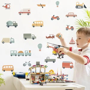 Dibujos animados de vehículos antiguos hechos a mano con acuarela: lindas calcomanías de pared de automóviles y autobuses para la habitación de los niños, la guardería de los niños y la decoración de la sala de juegos