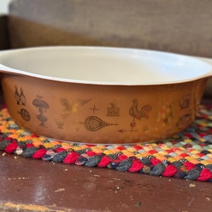 Pyrex 2.5 qt Early American casserole