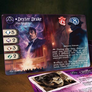 Puede incluir: Una escena de juego de mesa con cartas con el personaje "Dexter Drake, The Magician". Las cartas son moradas, azules y blancas, con ilustraciones de un hombre con traje. También hay fichas de juego y una pequeña caja morada.