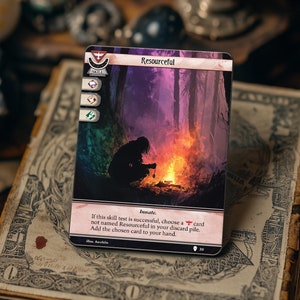 Könnte beinhalten: Eine Kartenspielkarte mit einem lila und schwarzen Hintergrund, auf dem die Silhouette einer Person zu sehen ist, die an einem Lagerfeuer in einem Wald sitzt. Die Karte trägt den Titel "Resourceful" und den Text "Inmate: Wenn dieser Fertigkeitstest erfolgreich ist, wähle eine Karte, die nicht Resourceful heißt, aus deinem Ablagestapel. Füge die gewählte Karte deiner Hand hinzu."