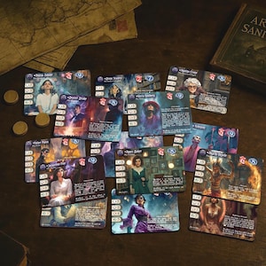 Puede incluir: Un conjunto de cartas coleccionables de fantasía con diversos personajes y esquemas de color. Las cartas están dispuestas sobre una superficie de madera oscura, junto con monedas de oro, un libro antiguo y una vela encendida.