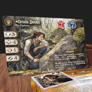 Ursula Downs (Yellow Glitter Edge) - compatibile con Arkham Horror LCG - Personalizzata - Carta Investigatore Full-Art