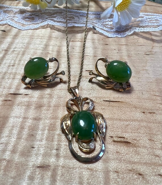 Vintage 14K Gold and Jade Necklace and Screw Back… - image 10